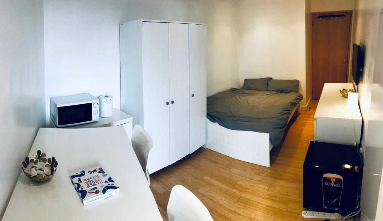 Double Room With Private Balcony London Exteriör bild