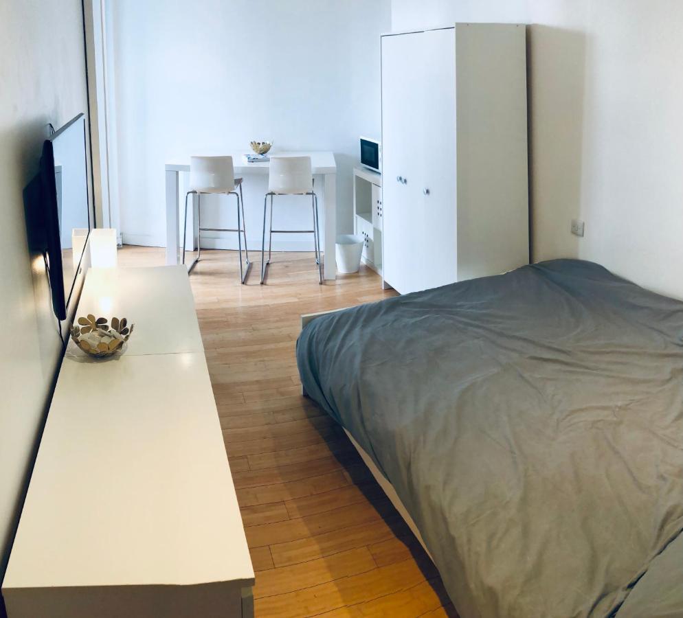 Double Room With Private Balcony London Exteriör bild